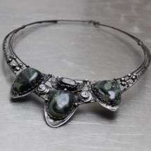 NÁHRDELNÍK TEMNÁ JE NOC