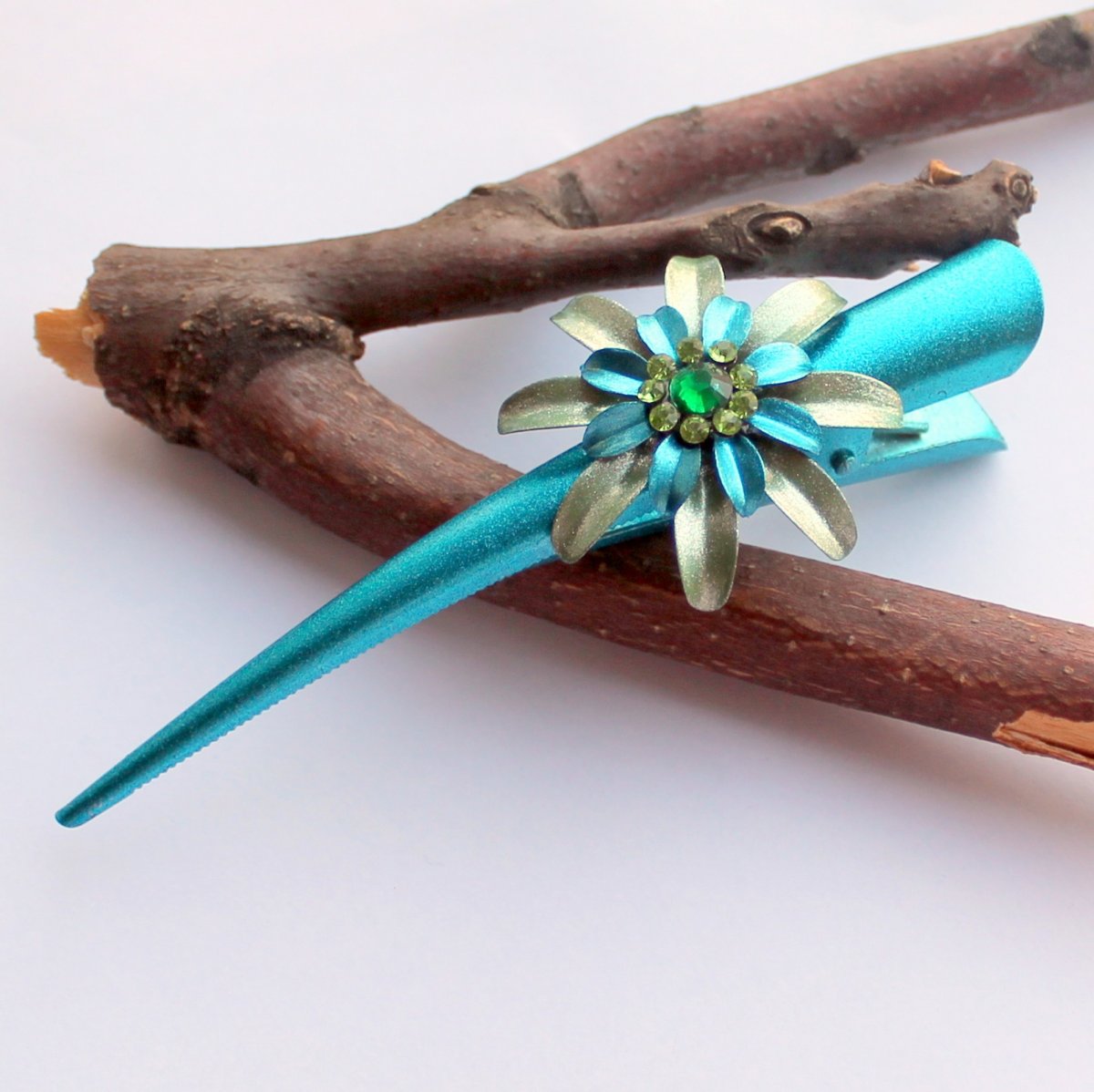 Rozkvetlá velká kovová betka