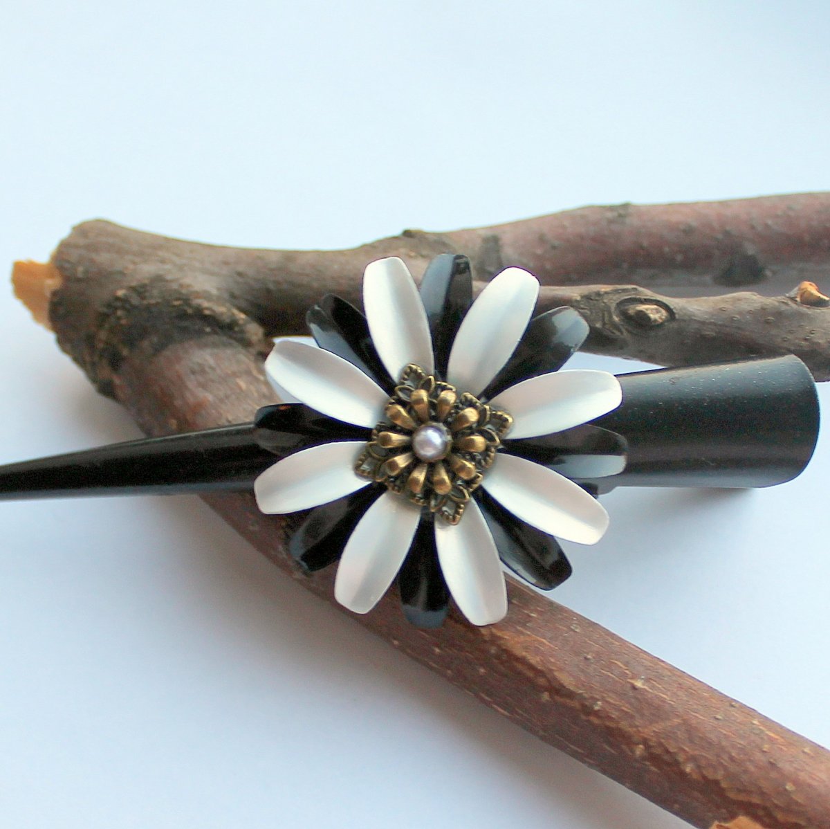 Rozkvetlá velká kovová betka