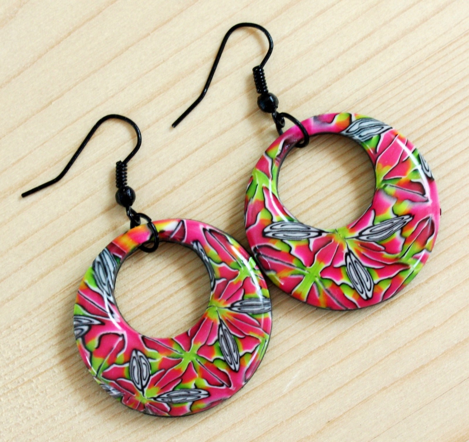 vzorované náušnice .. zalité pryskyřicí