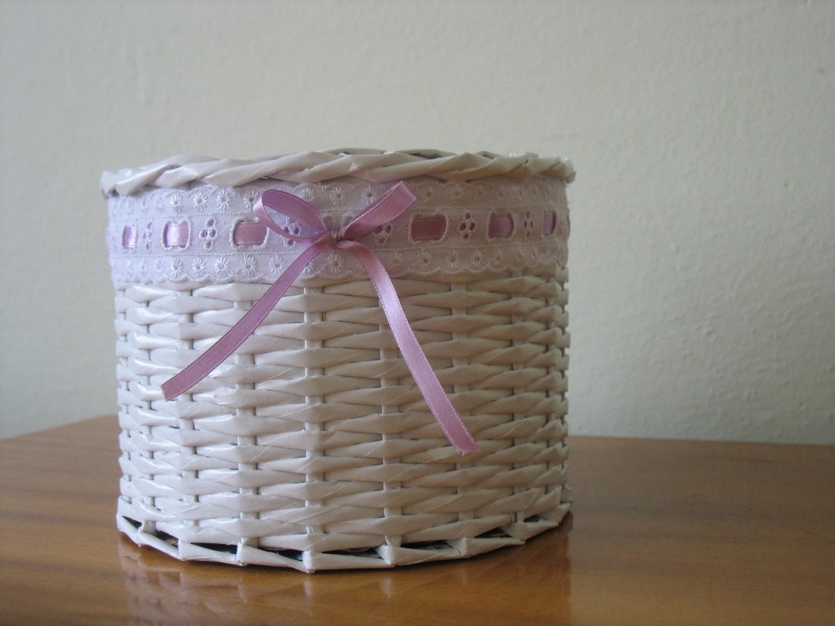 Košík č. 1 pletený z papiera s krajkou