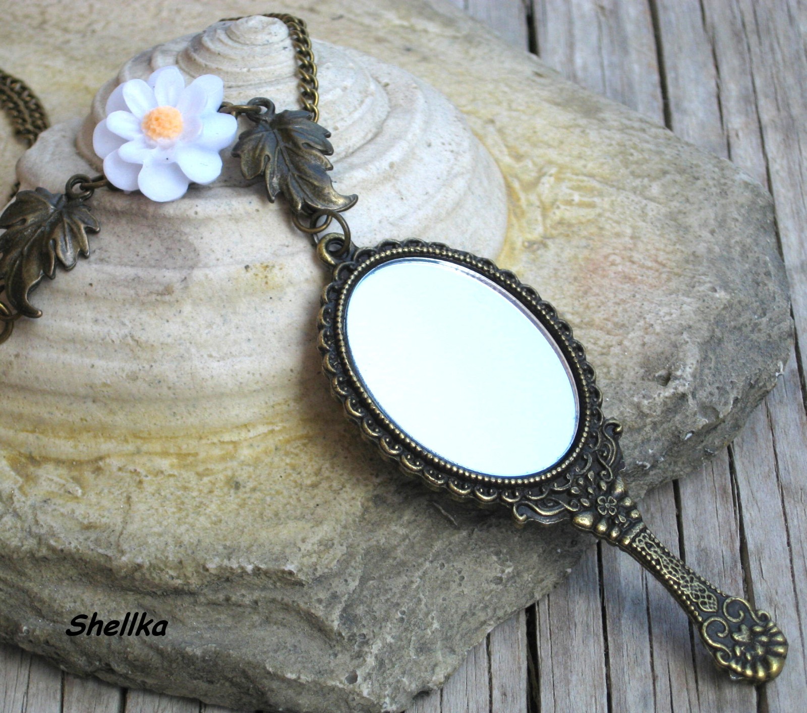 Náhrdelník zrcátko s kvítkem