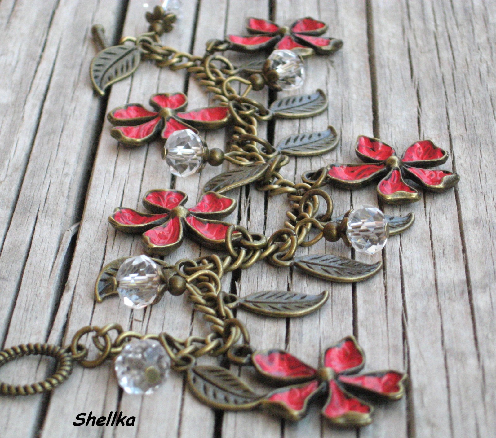 Náramek s červenými kvítky