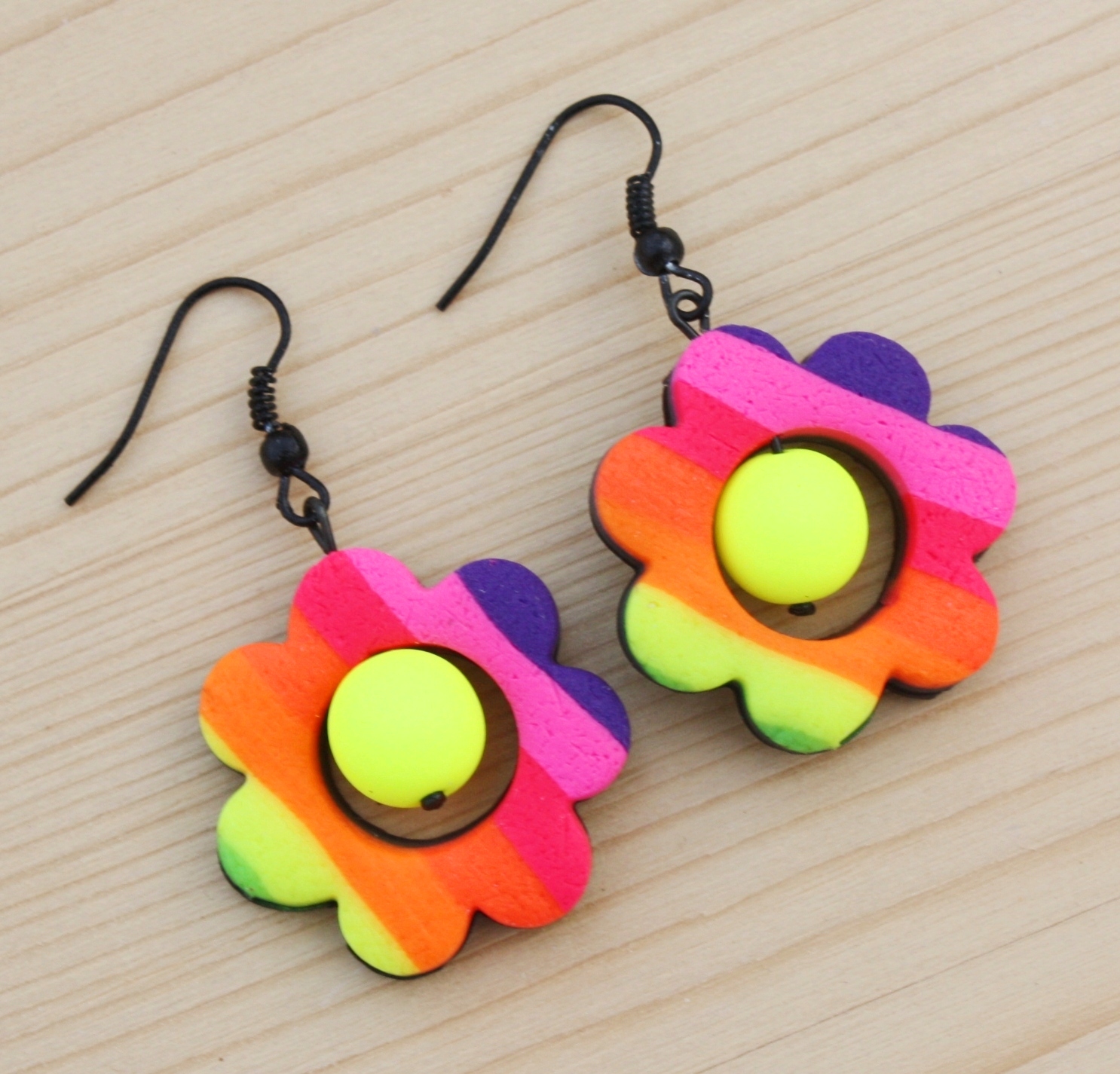 neonová duhová kvítka