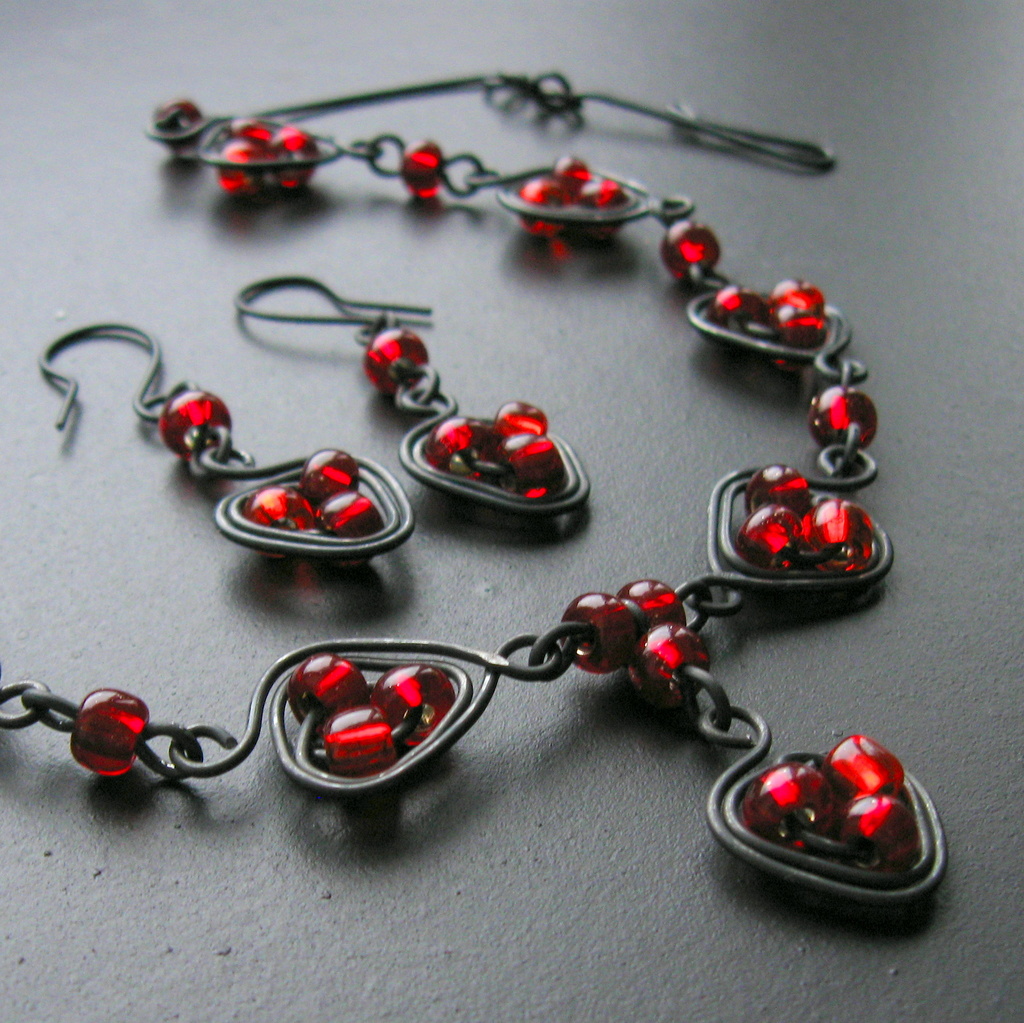 Vínová a červená do trojky