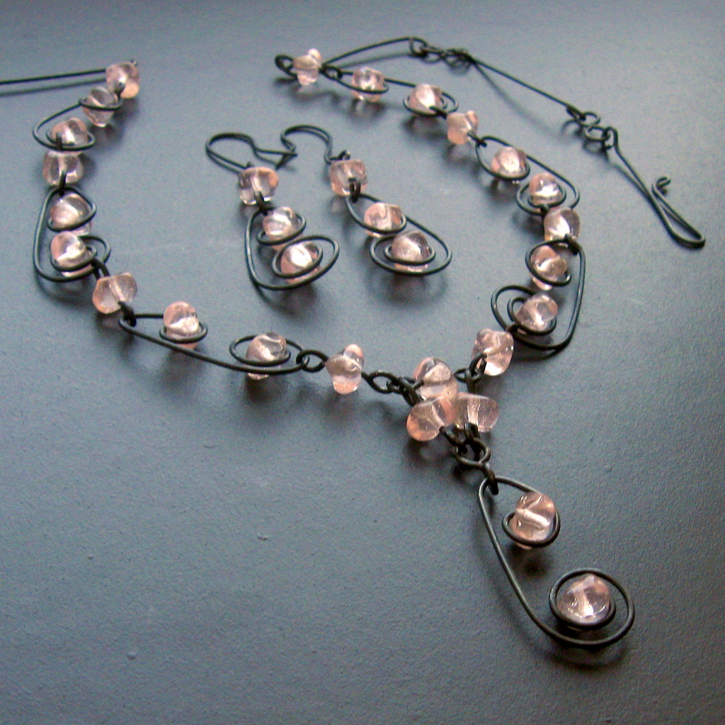 Růžové mačkané ve spirálách