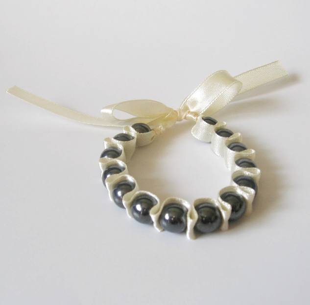 atlasový náramek elegant smetanovo-šedý