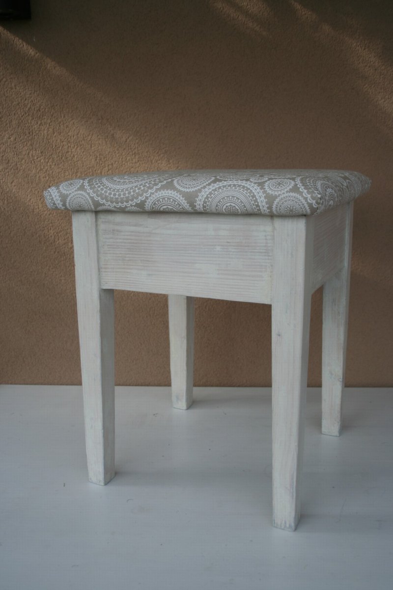 STOLIČKA S ČALOUNĚNÝM SEDÁKEM a úložným prostorem