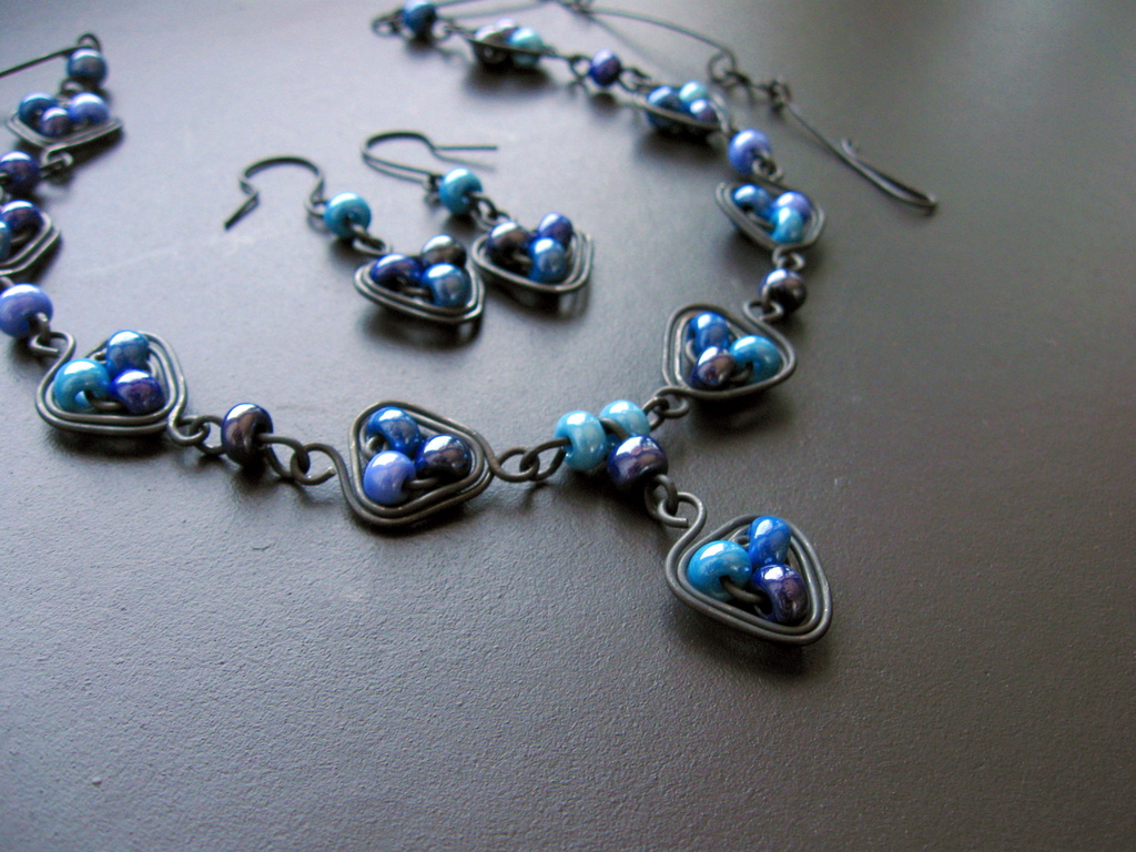 Různěmodrá do trojky