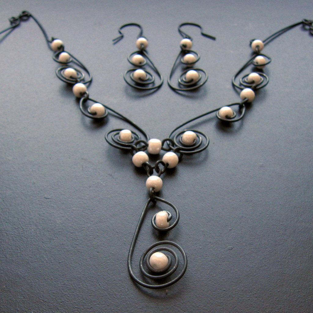 Bílé korálky ve spirálách