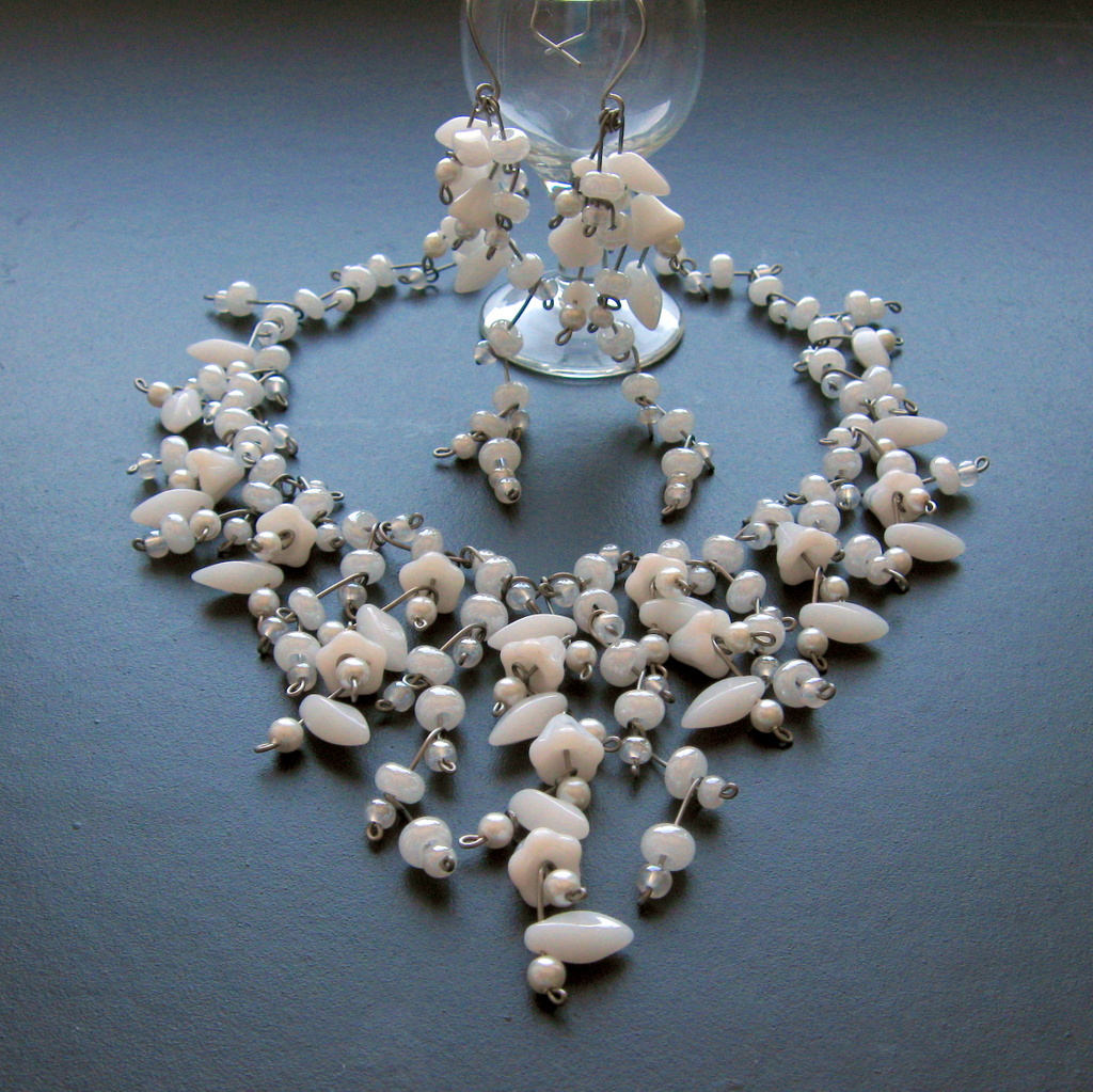 Bílé třepení s kvítky