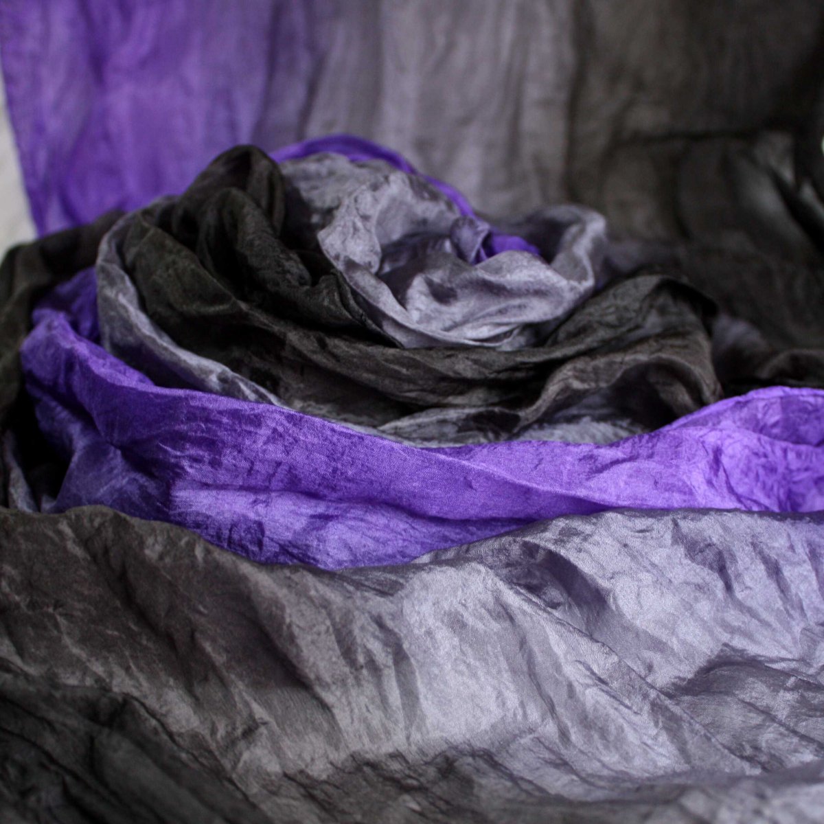 hedvábná šála černo-šedo-fialová