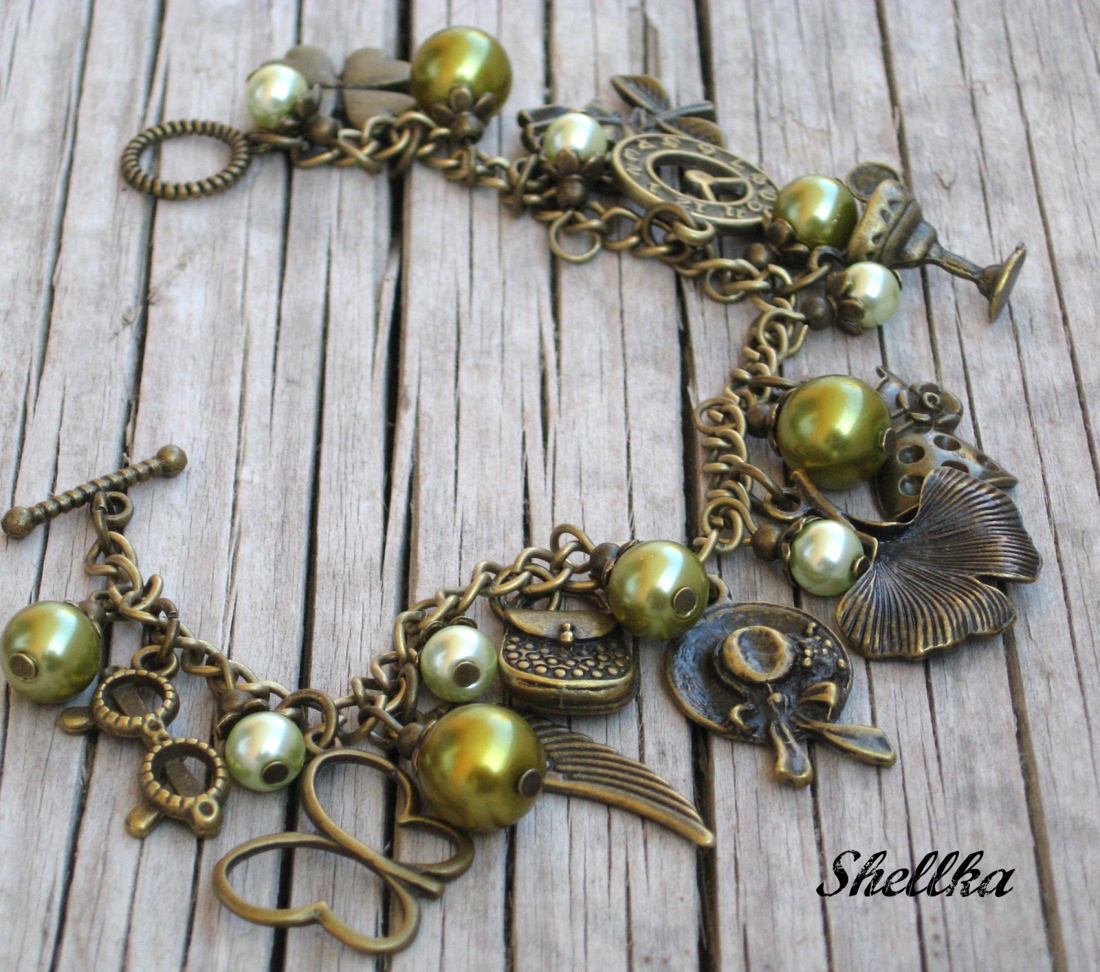 Náramek s přívěsky - zelený