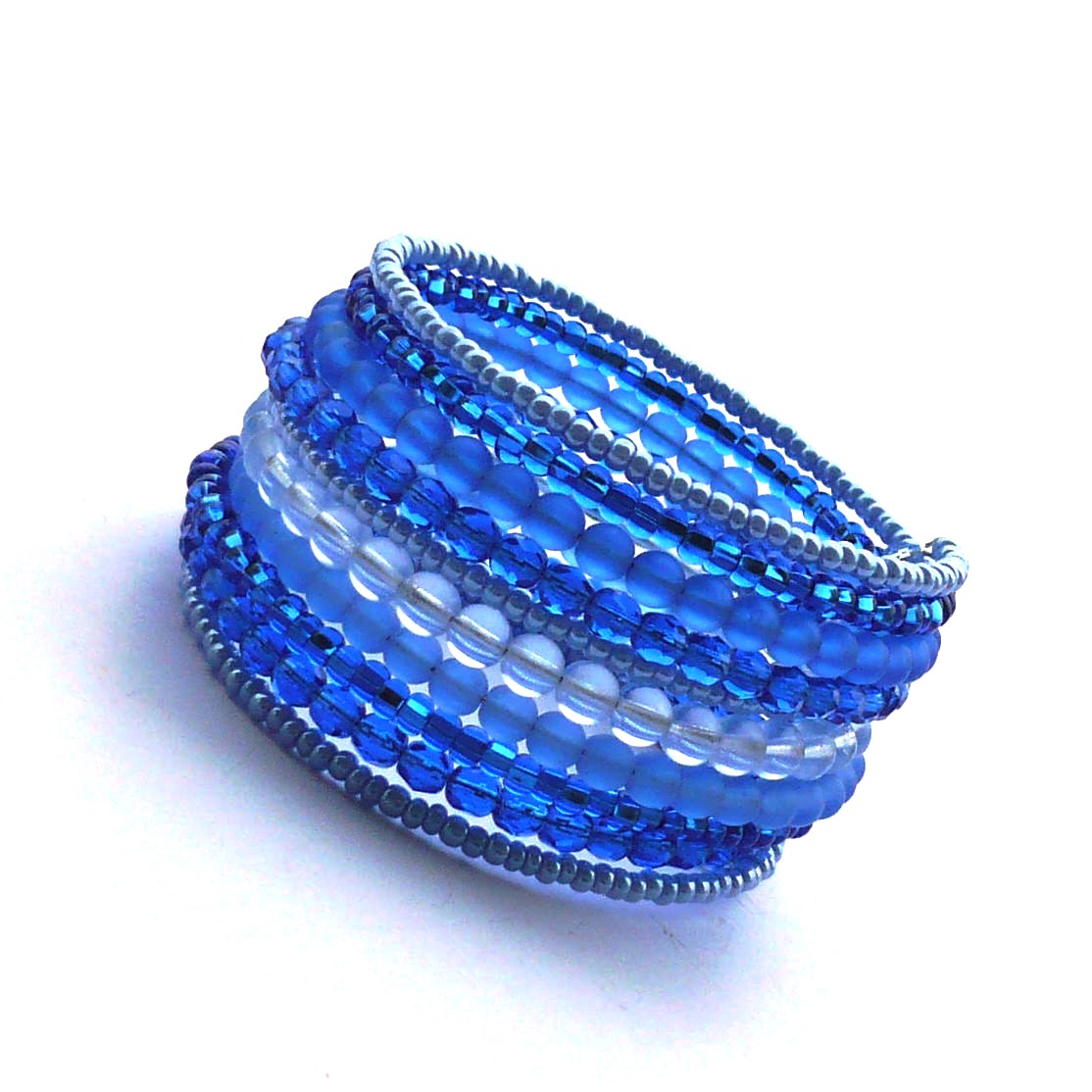 Světlejší modrý široký náramek