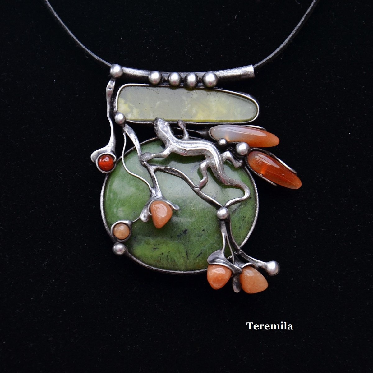 V trávě - jadeit, karneol