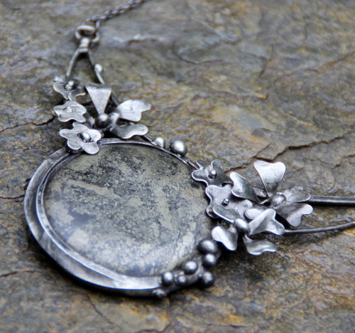 NÁHRDELNÍK KVĚTY NOCI