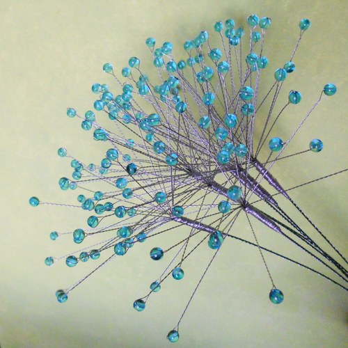 Okolík světle modrý - květ z drátu a korálků