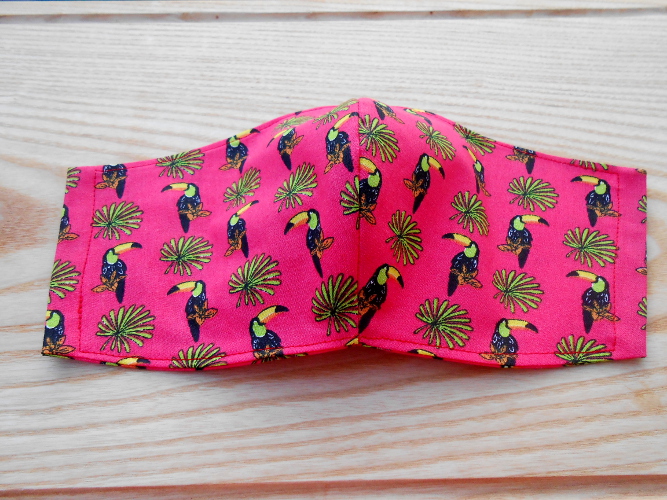 Rouška tmavě růžová s tukany (55/20)