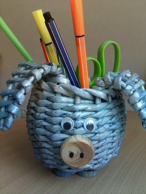 Šťastné prasátko, stojánek na tužky, pletení z papíru