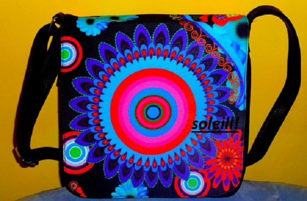 Módní kabelka přes rameno.