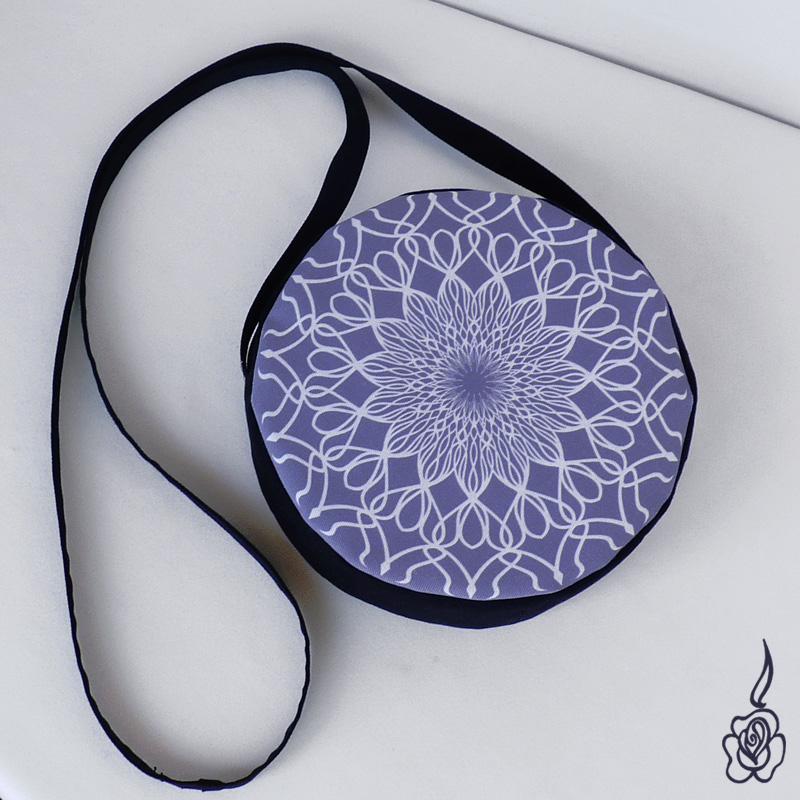 Kulatá kabelka s krajkovou mandalou