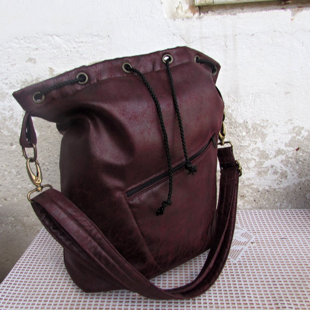 koženkový vak vínový