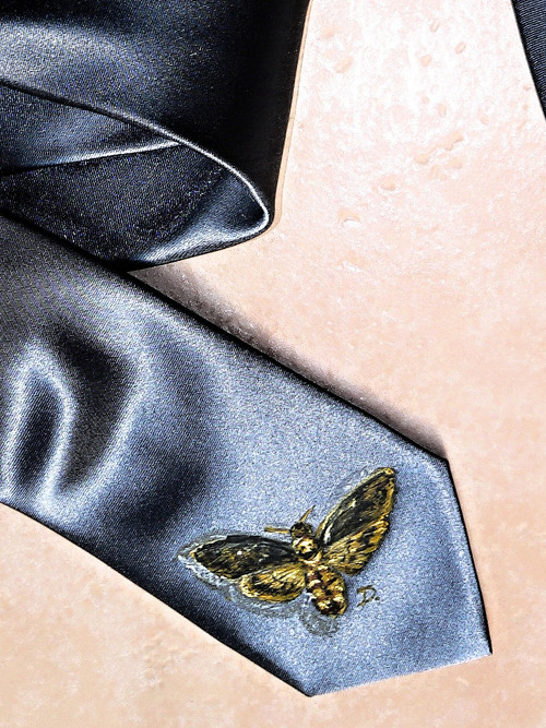 Antracitová ručně malovaná kravata-noční motýl