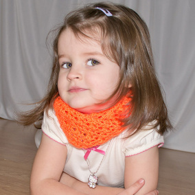 Dívčí oranžový nákrčník