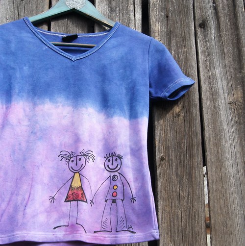 Fialovomodré malované triko On + Ona SLEVA