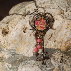 Klíček s růžovými korálky
