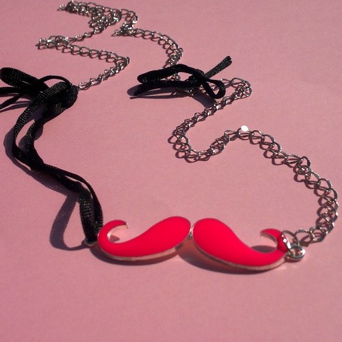 Náhrdelník ,,Růžový knír''