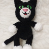 Černobílá mazlící kočička