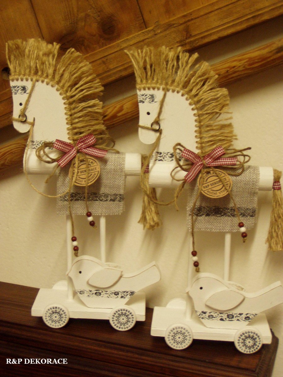 Dřevěný koníček s ptáčkem