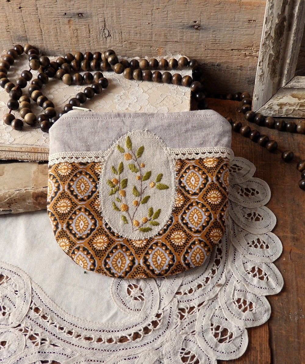 Kosmetická taštička s výšivkou