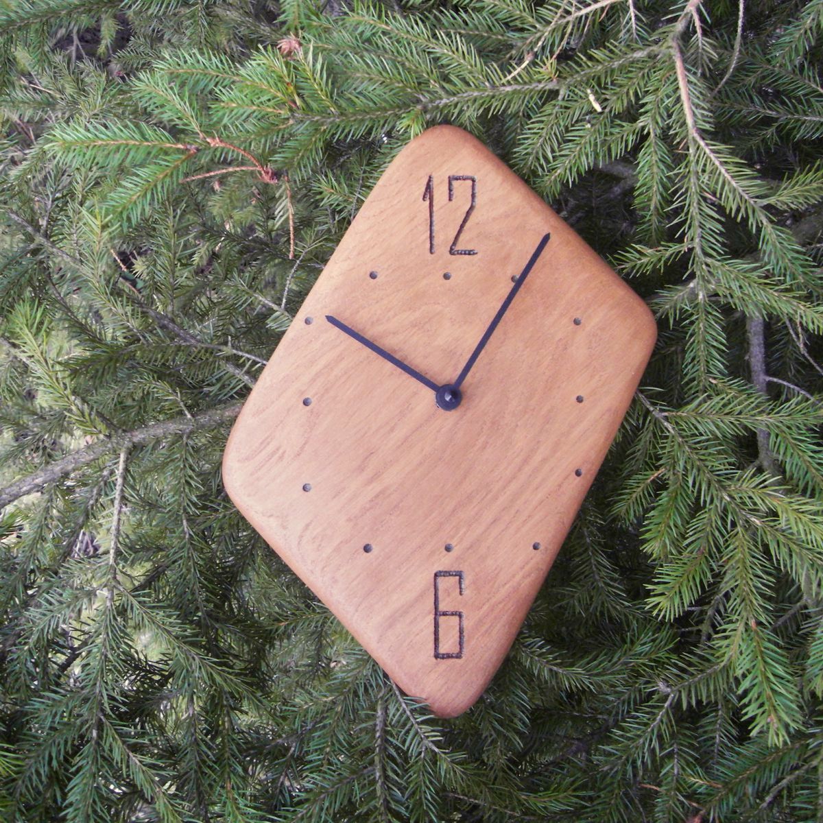 Dubové hodiny kosočtverec