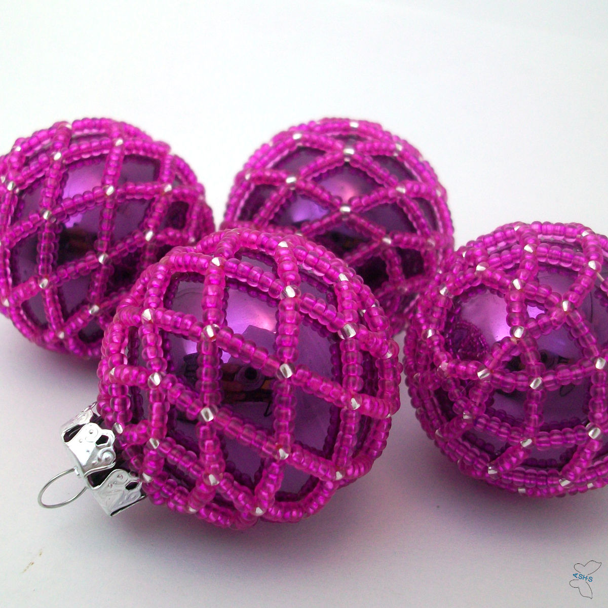 Vánoční koule tmavěrůžové