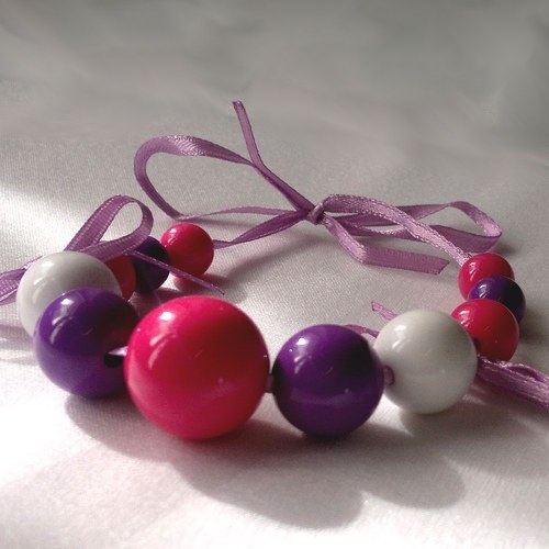 ,,Koulíme koule'' fialový náramek