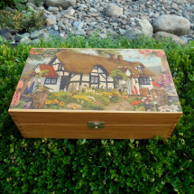 Dřevěná krabička s osmi přihrádkami