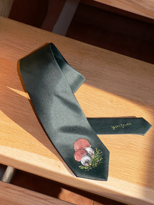 Tmavozelená ručně malovaná kravata s hřiby