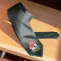 Tmavozelená ručně malovaná kravata s hřiby