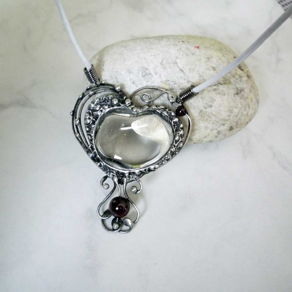 Srdce s křišťálem a granátem