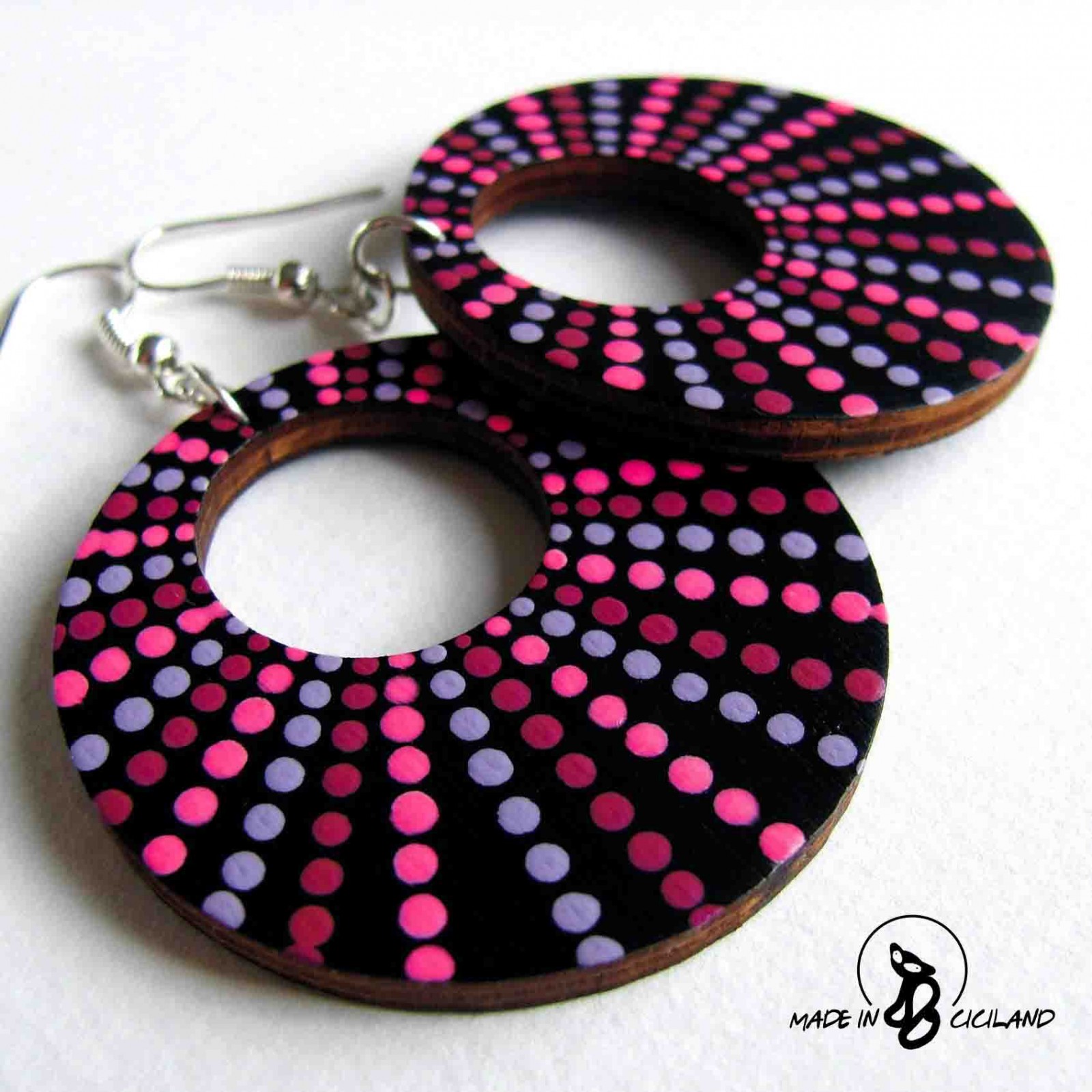 Černofialoví puntíci