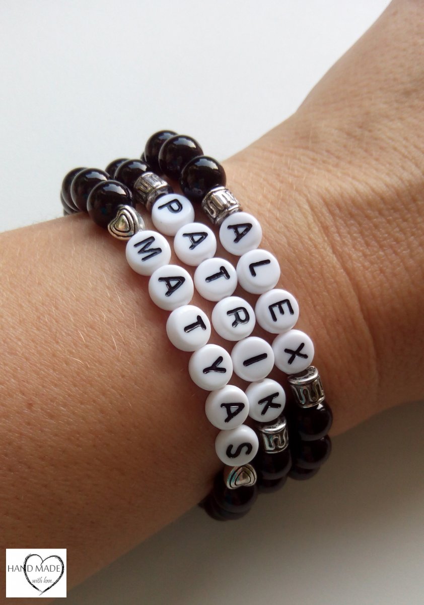 Náramek s textem, jménem ..