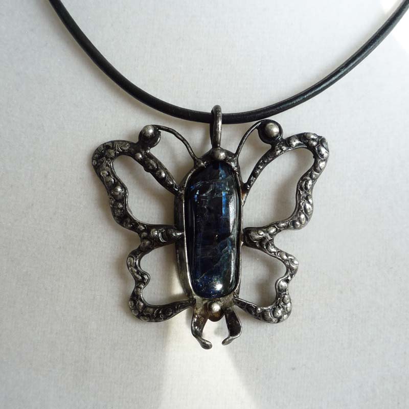 Motýlek.....kyanit....