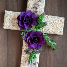kříž s tmavě fialovými růžemi na hrob
