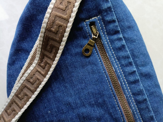 Upcyklovaná riflová ledvinka