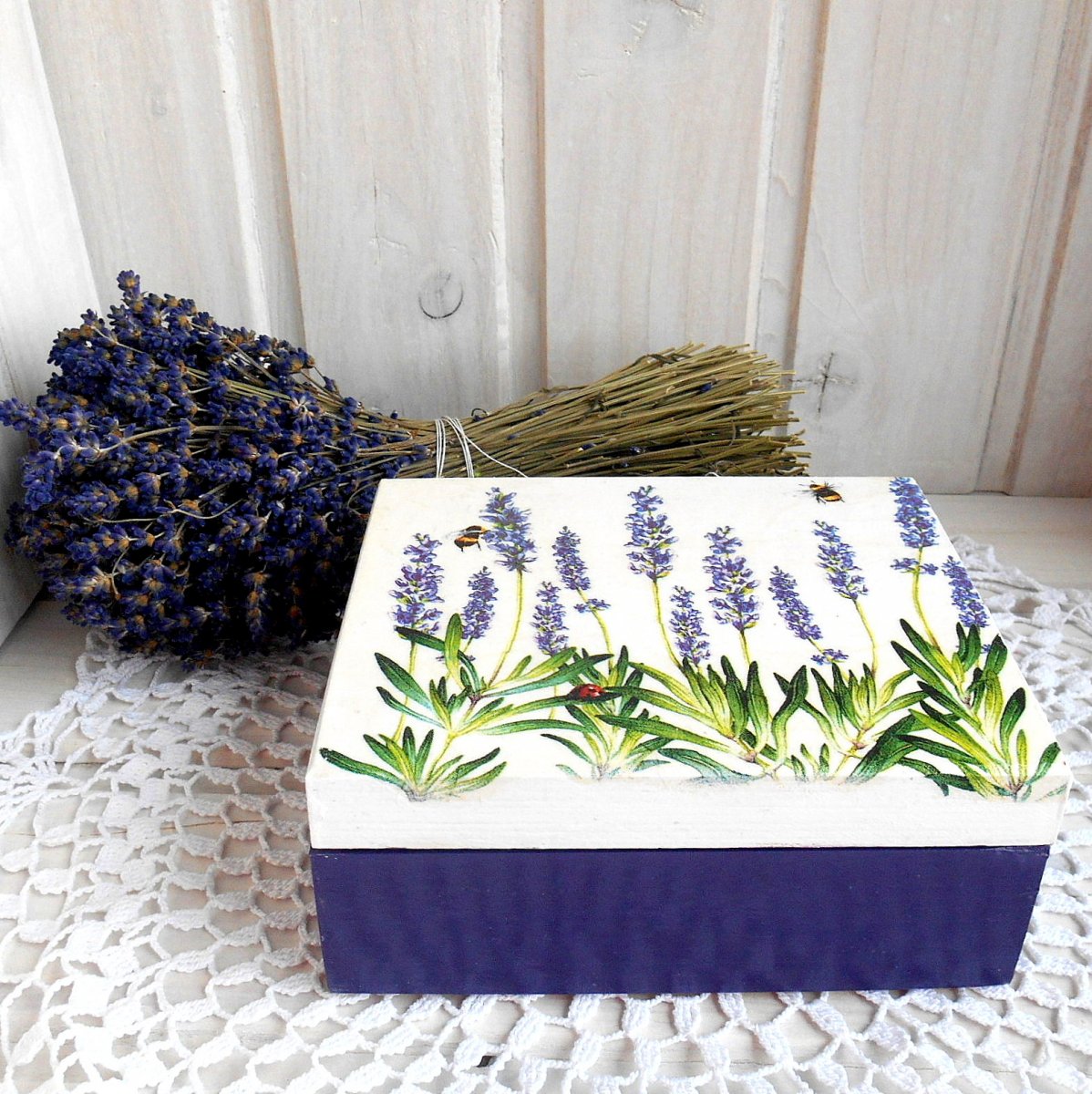 Krabička zdobená levandulí