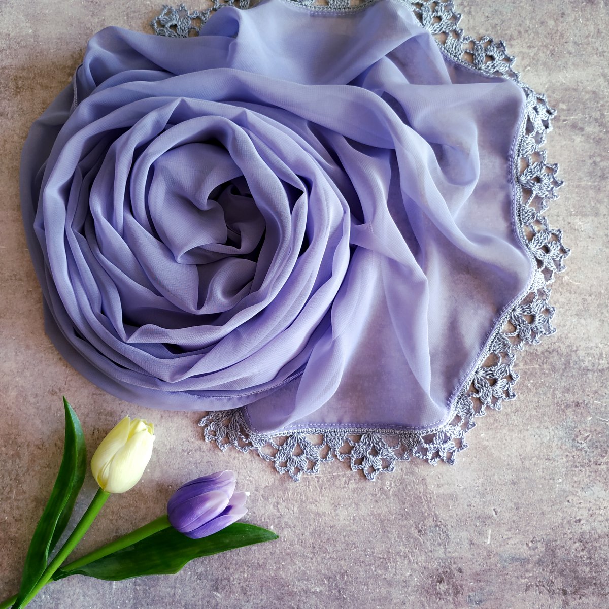 Zakletá do květů ledových - šifonový šál s krajkou