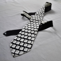Kravata s klávesnicí - černo-bílá 7696434