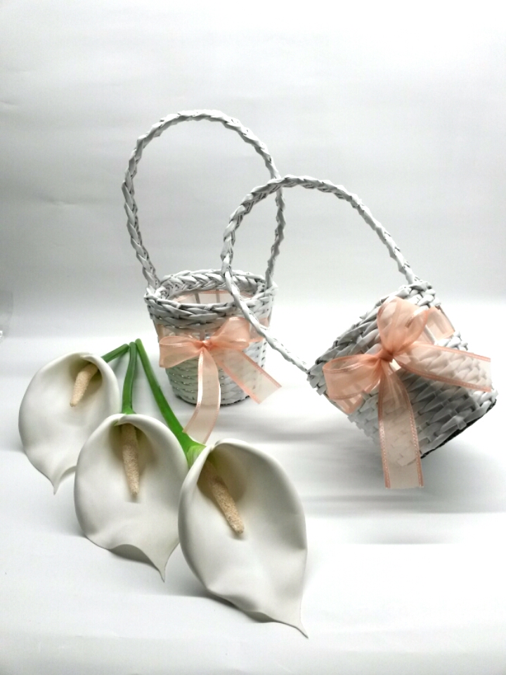 Každá správná družička má mít svůj košíček ...... lososová mašle